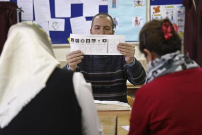 Votantes en un colegio electoral de Ankara.-ALI UNAL (AP)