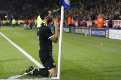 Cesc Fàbregas celebra uno de sus goles en el banderín de córner frente a los fans del Chelsea que viajaron a Leicester.-REUTERS / CARL RECINE