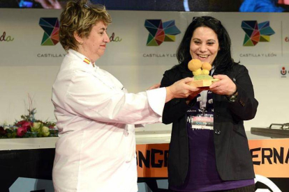 María Isabel Curiel recibe el premio-ÁLVARO MARTÍNEZ