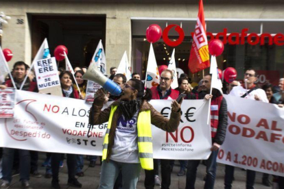 Protesta por el ERE de Vodafone que puede acabar con el despido de 1.200 personas en toda España.-SÍLVIA CORTADA BALLÚS (EL PERIÓDICO)