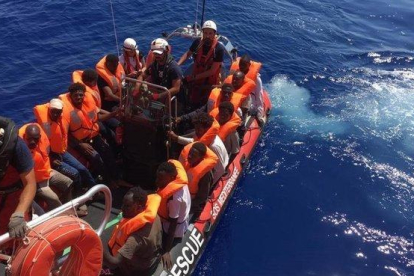 Náufragos rescatados por el ’Ocean Viking’, de Médicos sin Fronteras y SOS Mediterranée.-EFE