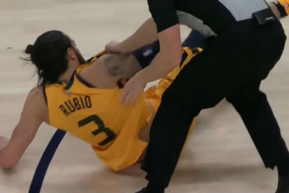 Rubio en el suelo después de ser empujado en el partido Utah-Suns.-Twitter / PERIODICO