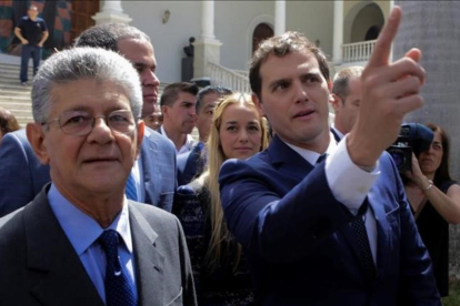 Albert Rivera conversa con el presidente de la Asamblea Nacional, Henry Ramos Allup, este martes en Caracas.-REUTERS / MARCO BELLO
