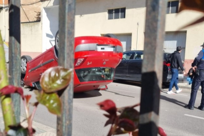 Vehículo volcado en plena ciudad de Soria. HDS