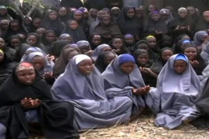 Imagen de algunas de las jóvenes secuestradas por Boko Haram en Chibok, en abril del 2014.-AFP
