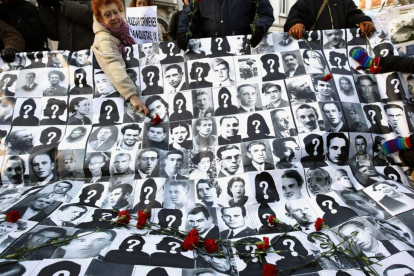 Familiares de víctimas del franquismo se manifiestan delante del Tribunal Supremo.-DAVID CASTRO