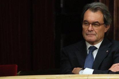 El expresidente de la Generalitat Artur Mas, en la tribuna de invitados del Parlament.-FERRAN NADEU