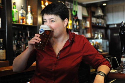 Ruth Davidson posa tomando una pinta de cerveza durante una campaña electoral en abril del 2016.-AFP