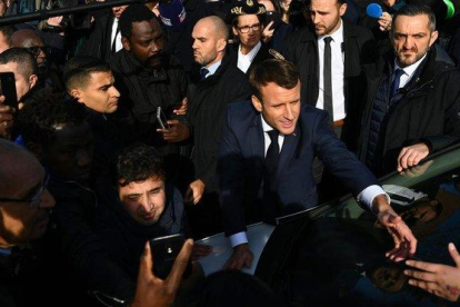 Macron saluda a simpatizantes durante un acto en la localidad de Amiens.-CHRISTOPHE ARCHAMBAULT (AFP)