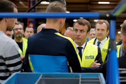 El presidente francés, Emmanuel Macron, visita una fábrica en Amiens, este martes-EFE / PHILIPPE WOJAZER