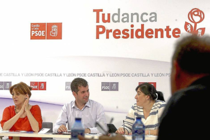 Luis Tudanca conversa con su número dos, Ana Sánchez, durante el plenario de la Ejecutiva Autonómica.-Ical