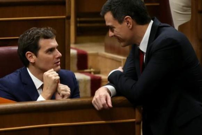 Rivera y Sánchez conversan en un hemiciclo del Congreso de los Diputados-EL PERIÓDICO