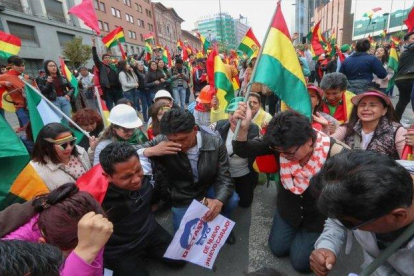 Ciudadanos en Bolivia celebran la renuncia de Evo Morales.-EFE