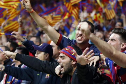 Aficionados del Barcelona en el Wanda-AP/ PAUL WHITE
