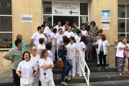 Trabajadores del Hospital Virgen del Mirón se concentraron ayer a las puertas del centro médico.-D.S.