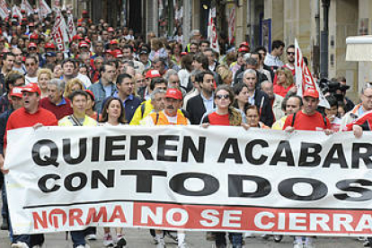 La cabeza de la marcha llegando hoy a la plaza Mayor de Soria. / VALENTÍN GUISANDE-