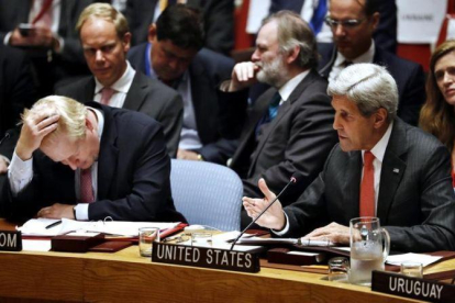 Kerry (derecha) habla junto a Boris Johnson, ministro de Exteriores británico, en el Consejo de Seguridad de la ONU, este miércoles, en Nueva York.-REUTERS / LUCAS JACKSON
