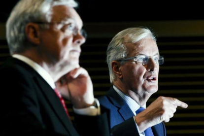 El ministro britanico para el brexit David Davis  y el negociador jefe de la UE Michel Barnier.-EFE/ OLIVIER HOSLET