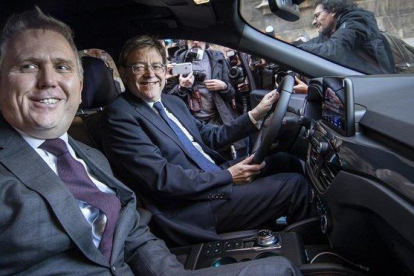Ximo Puig, president de la Generalitat, y Stuart Rowley, presidente de Ford Europa, a bordo de un Kuga híbrido salido de la factoría de Almussafes-MIGUEL LORENZO