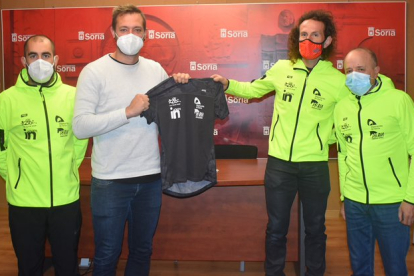 Manu Salvador con representantes del Club Triatlón Soriano tras la firma del convenio. HDS