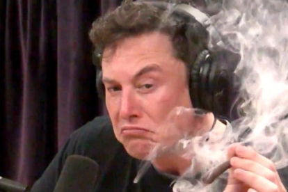 Elon Musk fumándose un porro durante una entrevista de radio.-