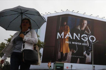 Un anuncio de Mango en la calle Aragón de Barcelona.-FERRAN NADEU