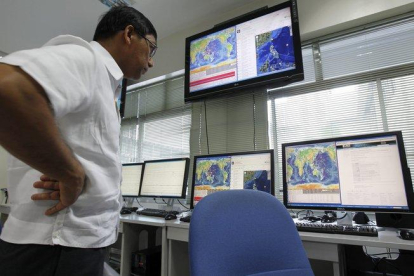 Investigadores del Instituto Filipino de Vulcanología y Sismología (Phivolcs) monitorizan los datos del terremoto.-EFE