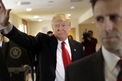 Trump saluda a la prensa tras votar en Nueva York, este martes.-AP