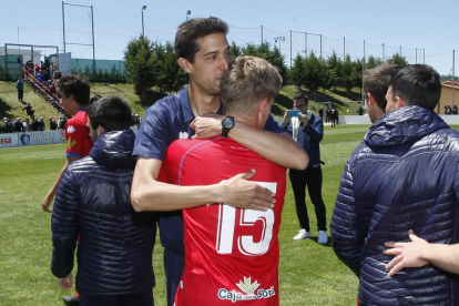 Pablo Ayuso felicita a sus jugadores durante un partido del Juvenil en la ciudad deportiva numantina.-MARIO TEJEDOR