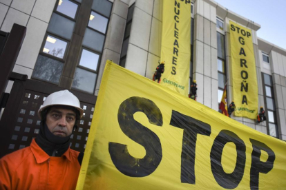Escaladores de Greenpeace despliegan pancartas en la fachada del Consejo de Seguridad Nuclear (CSN) en Madrid con los mensajes 'Stop Garoña' y 'Stop nucleares'-ICAL