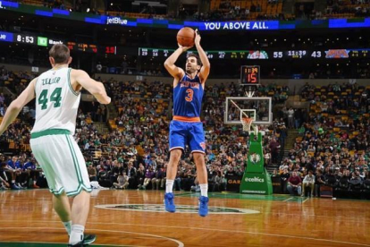 El base español de los New York Knicks José Manuel Calderón lanzando en el encuentro ante los Celtics disputado en el TD Garden.-NY KNICKS