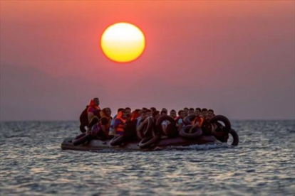 Una balsa con refugiados cerca de la isla griega de Kos, el pasado agosto.-AP / ALEXANDER ZEMLIANICHENKO