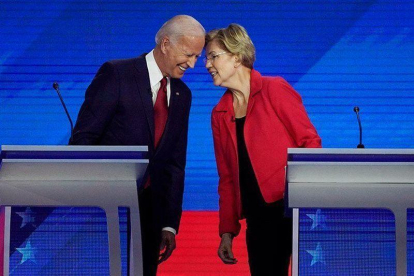Joe Biden y Elizabeth Warren, durante el debate en Houston.-TWITTER