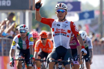Caleb Ewan se anota la segunda victoria en el Giro.-LUK BENIES / AFP