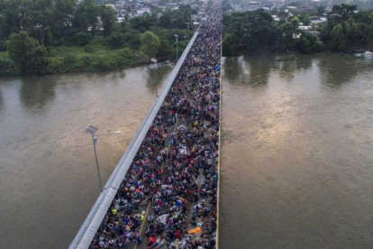 Vista aérea del puente de la frontera entre Guatemala y México en Ciudad Hidalgo (Chaipas), llena de integrantes de la caravana de hondureños, el 20 de octubre del 2018-AFP / PEDRO PARDO