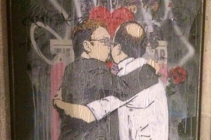 Beso entre Xavier Domènech y Miquel Iceta, obra del artista urbano Tvboy.-TVBOY
