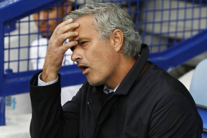 Mourinho se lamenta durante el partido en el campo del Everton.-Foto: REUTERS / ED SYKES