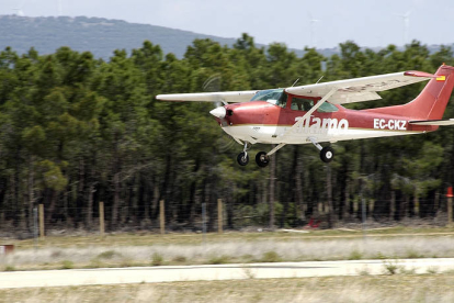 Aterrizaje de uno de los vuelos de vigilancia de Avimón. / VALENTÍN GUISANDE-