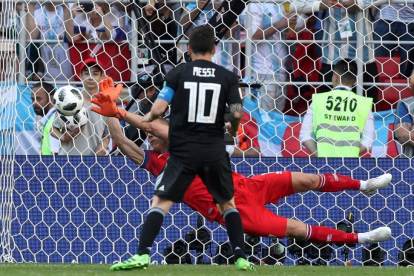 Leo Messi falla el penalti contra Islandia.-/ ALBERT GEA (REUTERS)