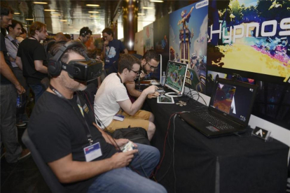 Desarrolladores en Gamelab con gafas de realidad virtual.-MÓNICA TUDELA