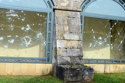 Imagen de archivo de las cristaleras del Castillo tras un acto vandálico. / VALENTÍN GUISANDE-