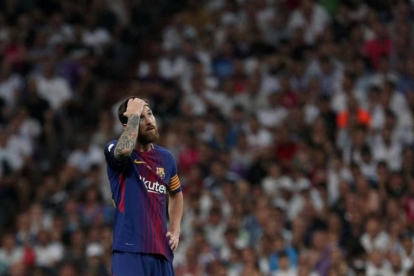 Messi exhibe su frustración durante la derrita del Bernabéu en la Supercopa.-REUTERS / SERGIO PEREZ