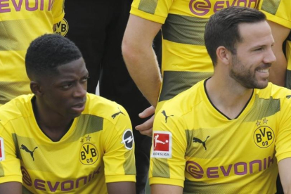 Ousmane Dembélé, junto a Gonzalo Castro, en la foto oficial del Dortmund-EFE