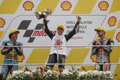 Zarco celebra su victoria con Morbidelli, izquierda, y Folger en el GP de Malasia.-AP
