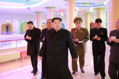 El líder de Corea del Norte, Kim Jong-un, acompañado de su séquito, en Piongyang.-REUTERS / KCNA
