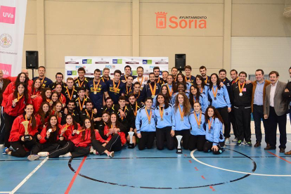 Los finalistas del Campeonato de España Universitario junto a representantes institucionales.-Álvaro Martínez