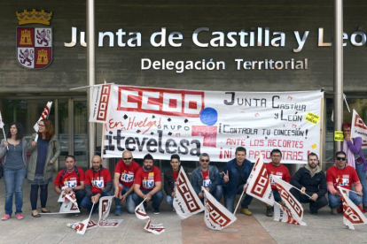Protesta de los trabajadores de la ITV en Soria frente a la Delegación de la Junta, en una imagen de ayer por la mañana.-ALVARO MARTÍNEZ