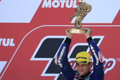 El español Jorge Martin (Honda) levanta el trofeo de ganador del GP de Holanda de Moto3.-AP / PETER DEJONG