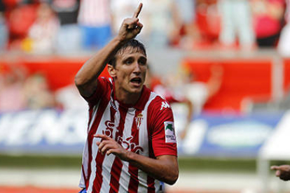 Scepovic celebra uno de los ocho goles que ha notado este curso con el Sporting. / El Comercio-