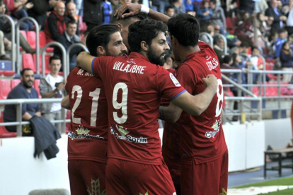 Villalibre se abraza con sus compañeros para celebrar el gol que a la postre daría el triunfo al Numancia.-María Ferrer